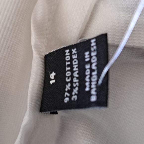 Never Worn Women's Size 14 White Shorts with a 20 in. length made with 3% Spand - Picture 5 of 5